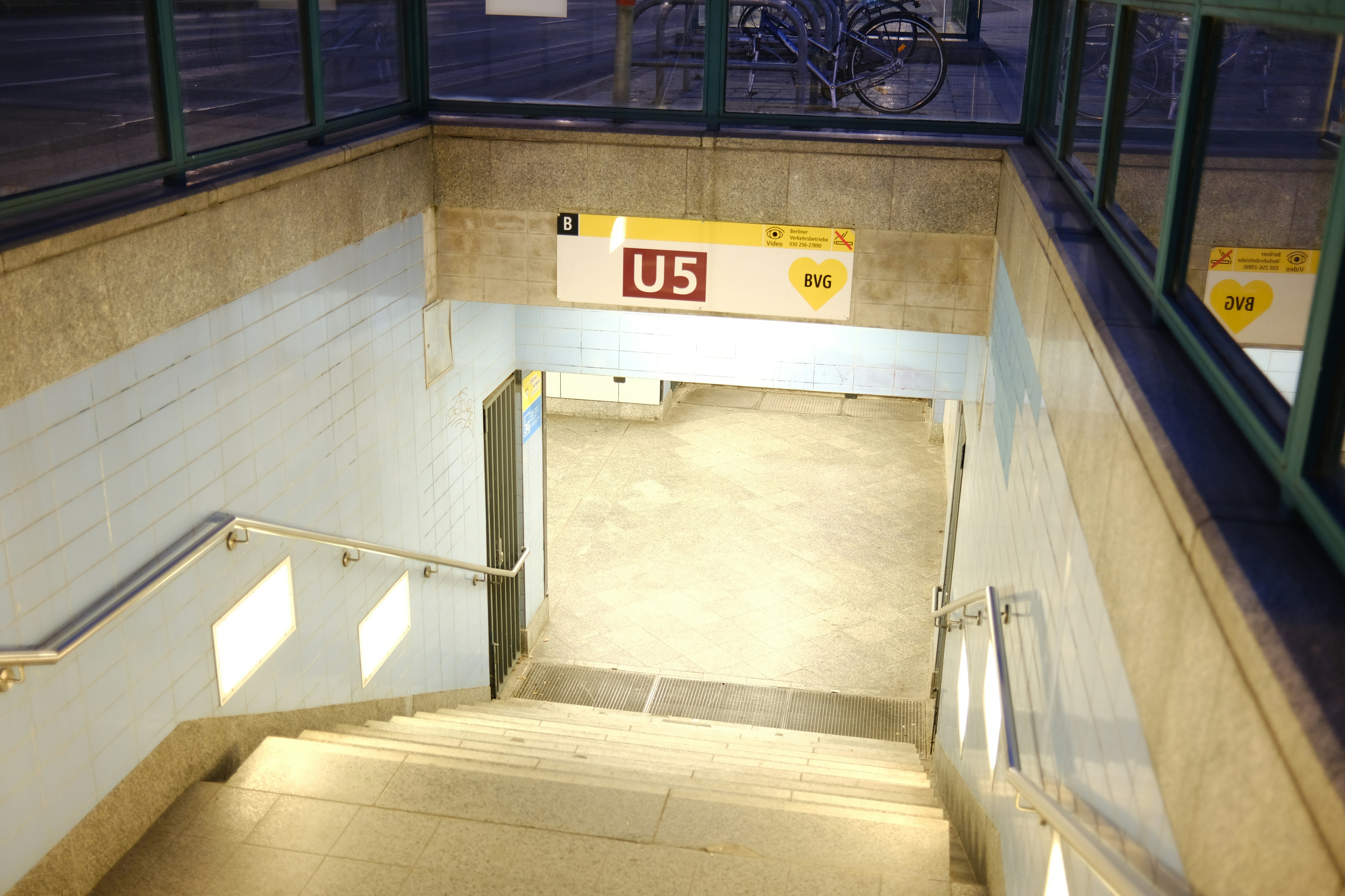 a subway entrance with a us sign above it